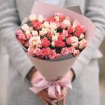 Букет кустовых роз микс 60 см — изображение 2
