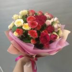 Букет кустовых роз микс 40 см — изображение 2