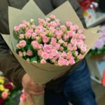Букет кустовых роз розовые 60 см — изображение 3