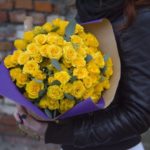 Букет кустовых роз желтые 40 см — изображение 2